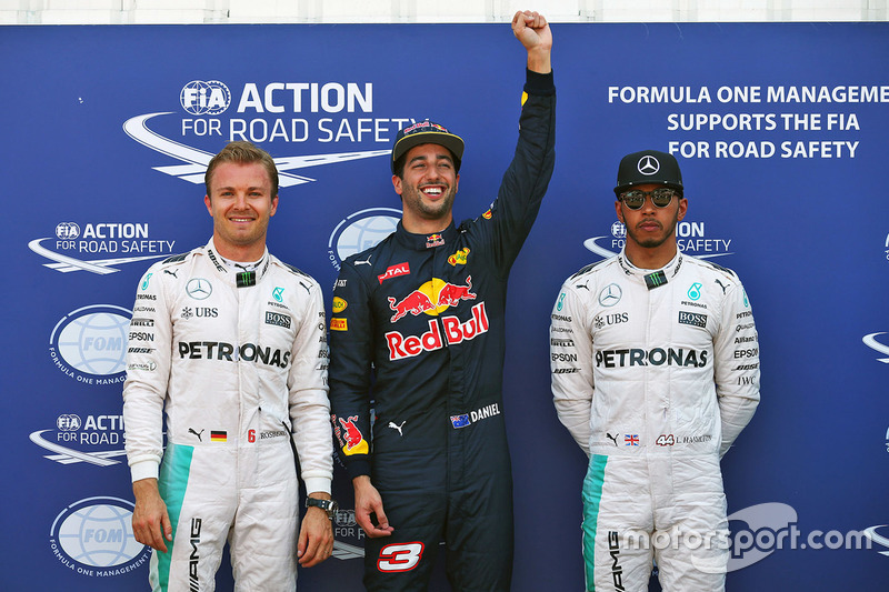 Poleman Daniel Ricciardo, Red Bull Racing, secondo qualificato Nico Rosberg, Mercedes AMG F1 Team, terzo qualificato Lewis Hamilton, Mercedes AMG F1 Team
