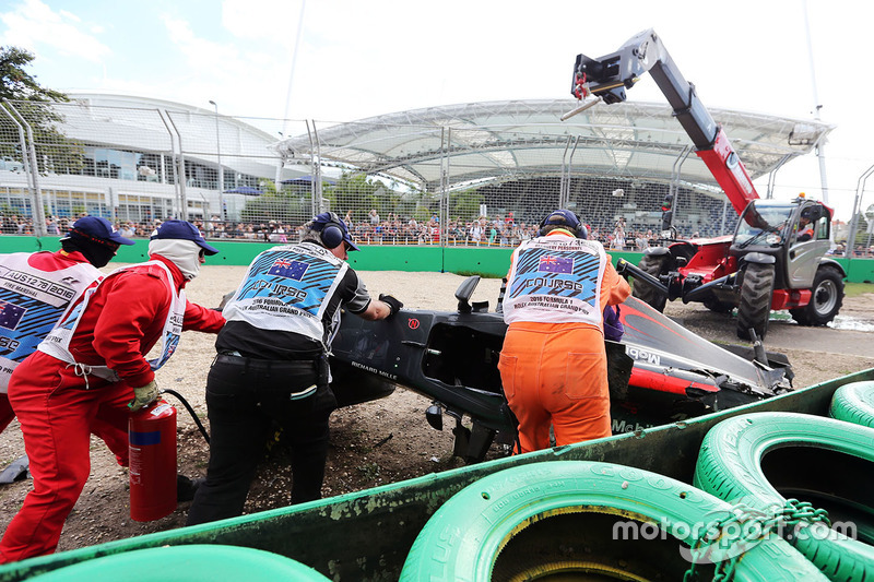 De McLaren MP4-31 van Fernando Alonso na crash