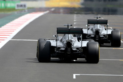 Нико Росберг, Mercedes AMG F1, и Льюис Хэмилтон, Mercedes AMG F1