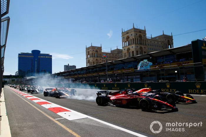 Arrancada Sergio Pérez, Red Bull Racing RB18, adelanta a Charles Leclerc, Ferrari F1-75 por el liderato en la salida. Max Verstappen, Red Bull Racing RB18 y Carlos Sainz, Ferrari F1-75 en la primera curva
