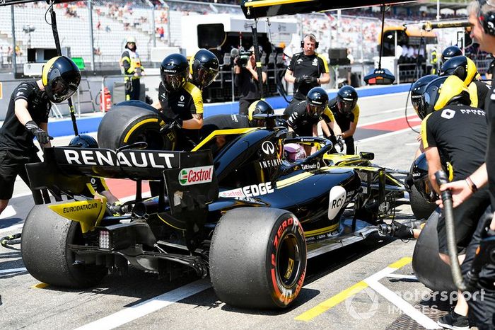Daniel Ricciardo, Renault F1 Team R.S.19, hace una parada en boxes durante los entrenamientos