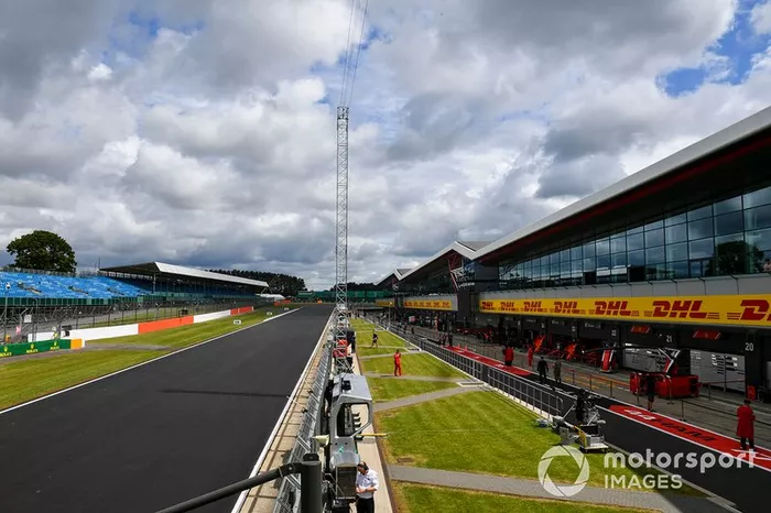 Nueva superficie de pista en el pit lane 