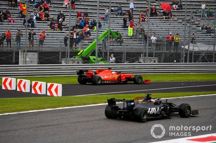 Romain Grosjean, Haas F1 Team VF-19, pasa como Sebastian Vettel, Ferrari SF90, se reincorpora de un área de segunda vuelta