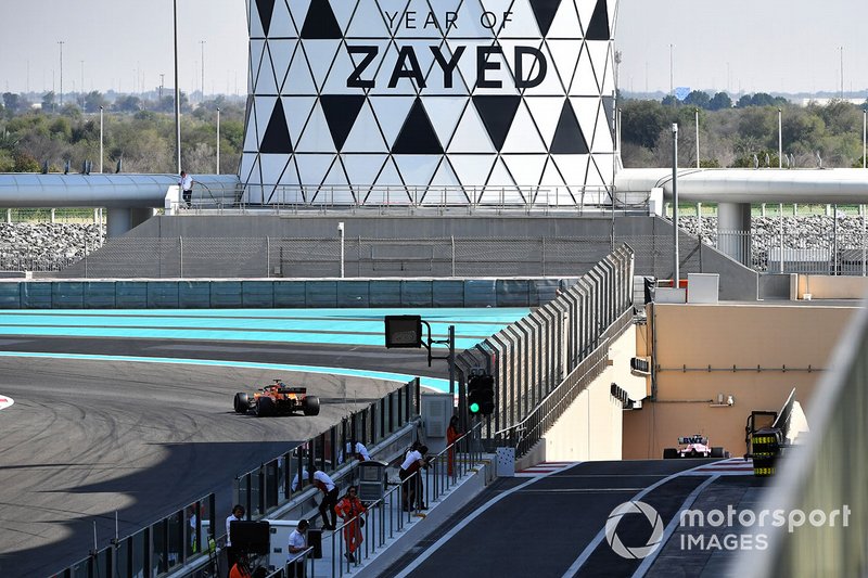 Carlos Sainz Jr., McLaren MCL33 et Lance Stroll, Racing Point Force India VJM11