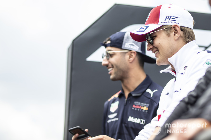 Marcus Ericsson, Alfa Romeo Sauber F1 Team and Daniel Ricciardo, Red Bull Racing on the drivers parade