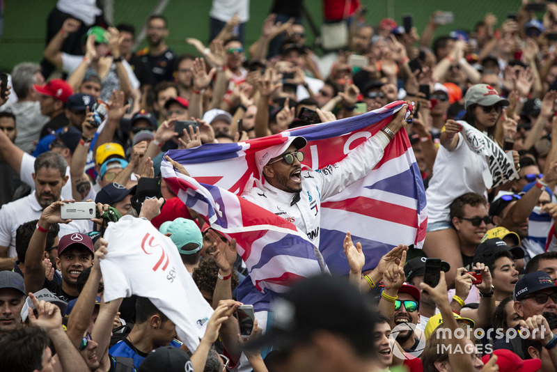 Un fan de Lewis Hamilton, Mercedes AMG F1 avec l'Union Jack