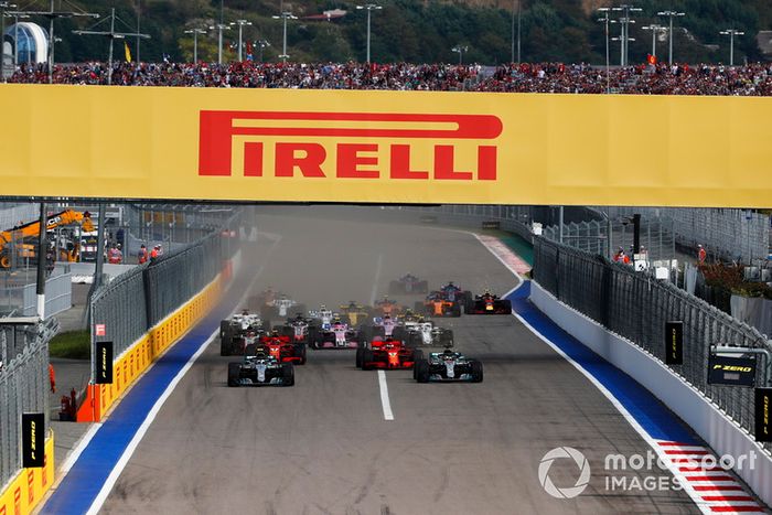 Valtteri Bottas, Mercedes AMG F1 W09, lidera a  Lewis Hamilton, Mercedes AMG F1 W09, Sebastian Vettel, Ferrari SF71H, Kimi Raikkonen, Ferrari SF71H, Kevin Magnussen, Haas F1 Team VF-18, al inicio