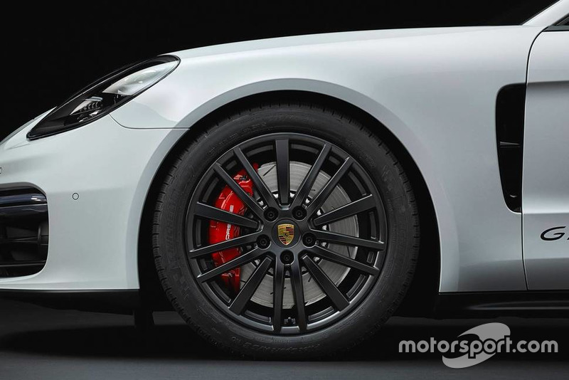 Porsche Panamera Sport Turismo 2019 року