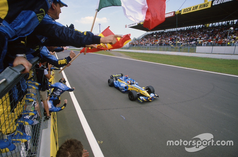 Fernando Alonso, Renault R25 crosses the line to take victory after Kimi Raikkonen, McLaren Mercedes MP4-20 crashed out on the last lap of the race