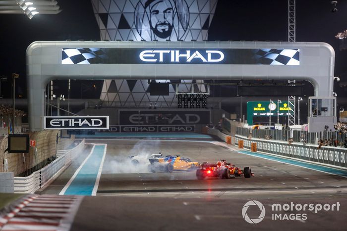 Lewis Hamilton, Mercedes-AMG F1 W09, Fernando Alonso, McLaren MCL33 y Sebastian Vettel, Ferrari SF71H hacen donuts al final