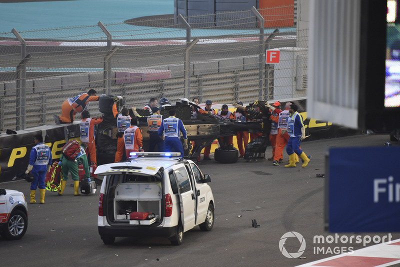 Los médicos y oficiales asisten a Nico Hulkenberg, Renault Sport F1 Team R.S. 18 que se estrelló y volcó en la primera vuelta
