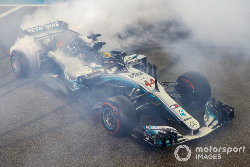 Ganador de la carrera Lewis Hamilton, Mercedes AMG F1 W09 EQ Power+, celebra haciendo donas
