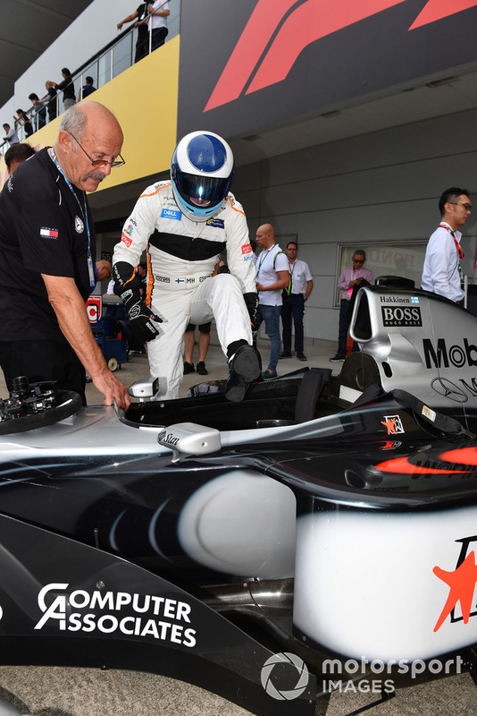 Mika Häkkinen pilote la McLaren MP4/13 à Suzuka
