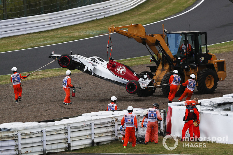 The crashed car of Marcus Ericsson, Sauber C37 is recovered on Q1