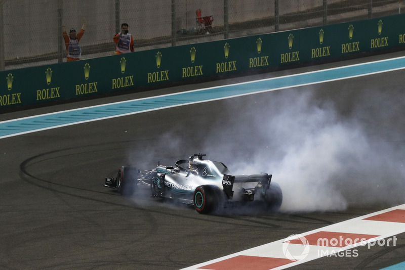Il vincitore della gara Lewis Hamilton, Mercedes-AMG F1 W09, festeggia eseguendo dei donut