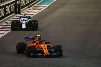 Stoffel Vandoorne, McLaren MCL33, voor Sergey Sirotkin, Williams FW41