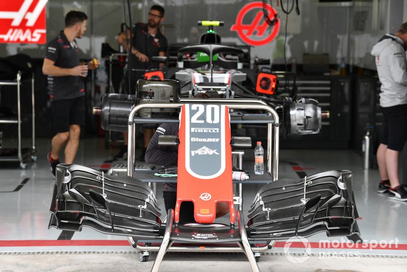 Hidung depan mobil Haas VF-18, tapi yang menarik di sini adalah ventilasi rem yang memiliki layout asimetris.