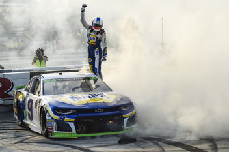 Race winner Chase Elliott, Hendrick Motorsports, Chevrolet Camaro NAPA Auto Parts, celebrates
