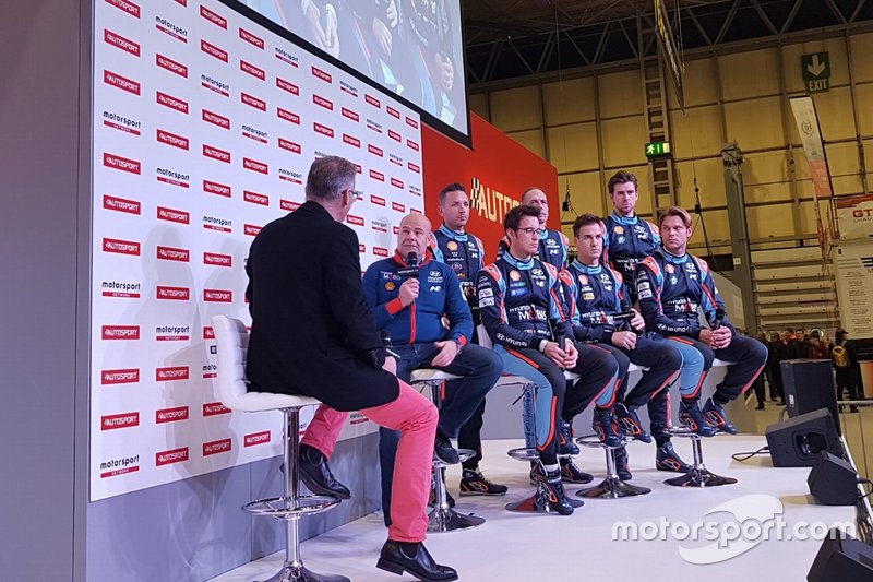 Andrea Adamo, Team Director, Hyundai Motorsport, Nicolas Gilsoul, Carlos del Barrio, Anders Jäger, Thierri Neuville, Dani Sordo, Andreas Mikkelsen, sul palco di Autosport