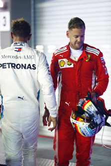 Lewis Hamilton, Mercedes AMG F1 W09 EQ Power+, et Sebastian Vettel, Ferrari SF71H, dans le Parc Fermé à la fin de la course