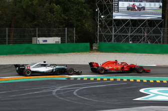 Kimi Raikkonen, Ferrari SF71H devant Lewis Hamilton, Mercedes AMG F1 W09