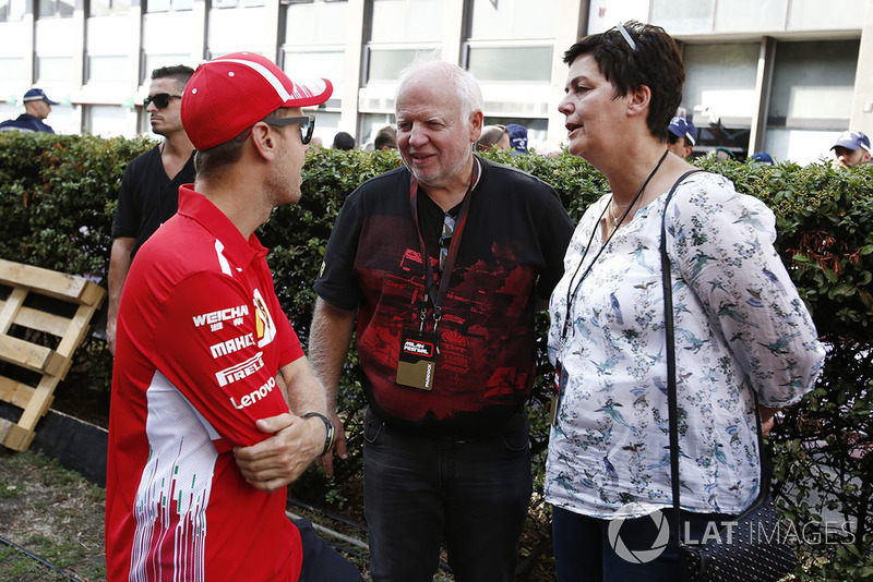 Sebastian Vettel, Ferrari con el padre Norbert Vettel, y la madre Heike Vettel