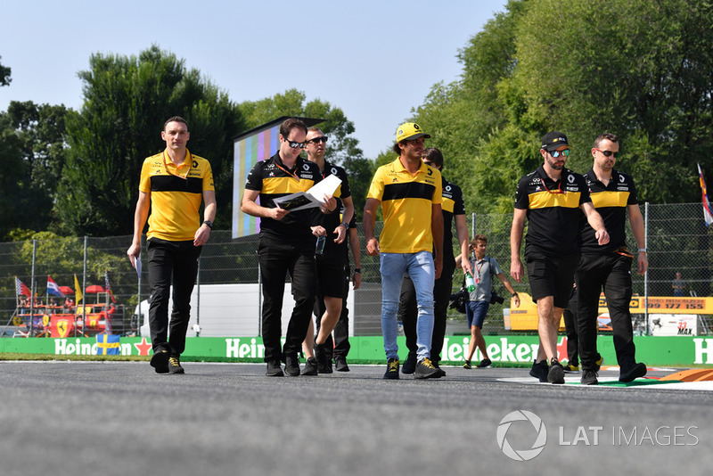 Carlos Sainz Jr., Renault Sport F1 Team, recorre la pista con el equipo
