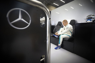Valtteri Bottas, Mercedes AMG F1, si sistema la scarpa