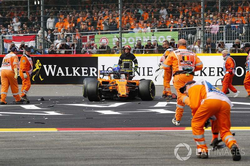Fernando Alonso, McLaren MCL33 tras el accidente