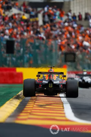 Daniel Ricciardo, Red Bull Racing RB14, derrière Valtteri Bottas, Mercedes AMG F1 W09