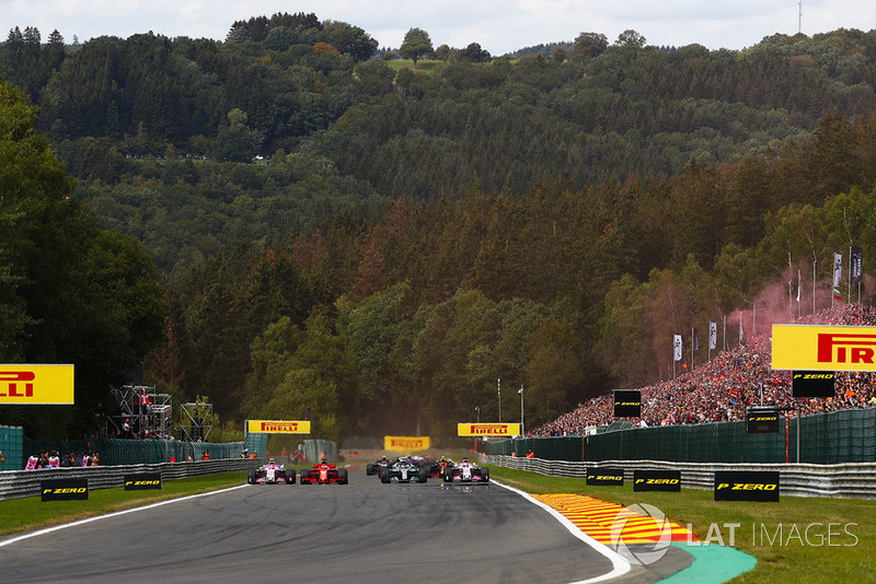 Sebastian Vettel, Ferrari SF71H, adelanta a Lewis Hamilton, Mercedes AMG F1 W09, en la salida, Esteban Ocon, Racing Point Force India VJM11, y Sergio Perez, Racing Point Force India VJM11