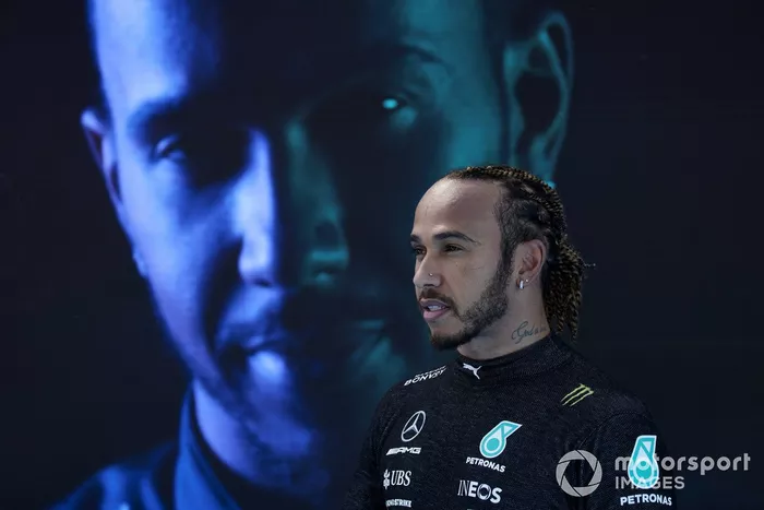 Lewis Hamilton, de Mercedes, en el Parc Ferme tras conseguir su pole position 100 en la F1
