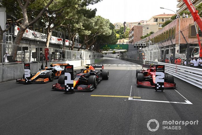 Los monoplazas de Lando Norris, McLaren MCL35M, 3ª posición, Max Verstappen, Red Bull Racing RB16B, 1ª posición, y Carlos Sainz Jr., Ferrari SF21, 2ª posición, en Parc Ferme