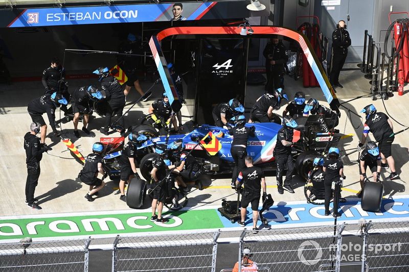 Fernando Alonso, Alpine A521, en el pitlane