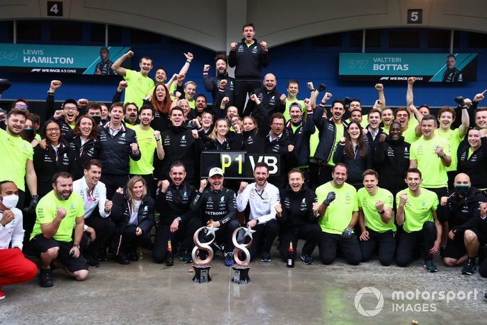 Valtteri Bottas, Mercedes, 1ª posición, su novia Tiffany Cromwell, Toto Wolff, director del equipo y consejero delegado de Mercedes AMG, Lewis Hamilton, Mercedes, y el equipo Mercedes celebran la victoria