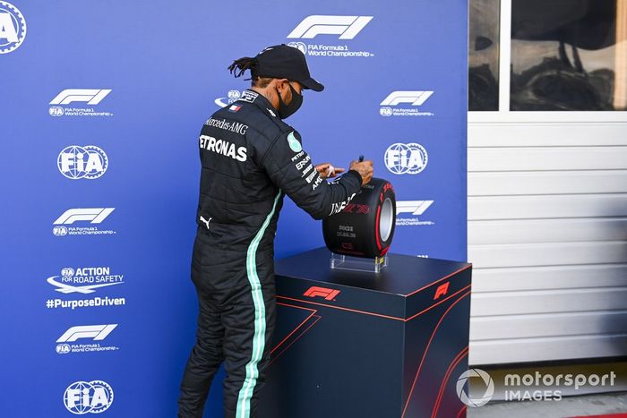 Ganador de la pole position Lewis Hamilton, Mercedes-AMG F1 con el trofeo Pirelli Pole Position