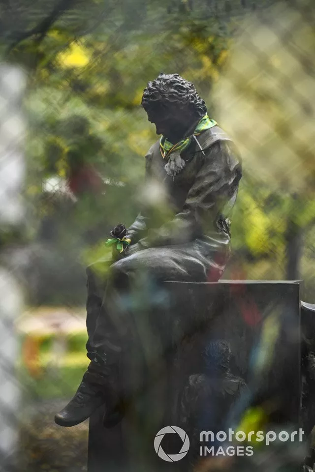 Una estatua homenaje a Ayrton Senna