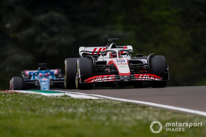 Kevin Magnussen, Haas VF-22, Fernando Alonso, Alpine A522