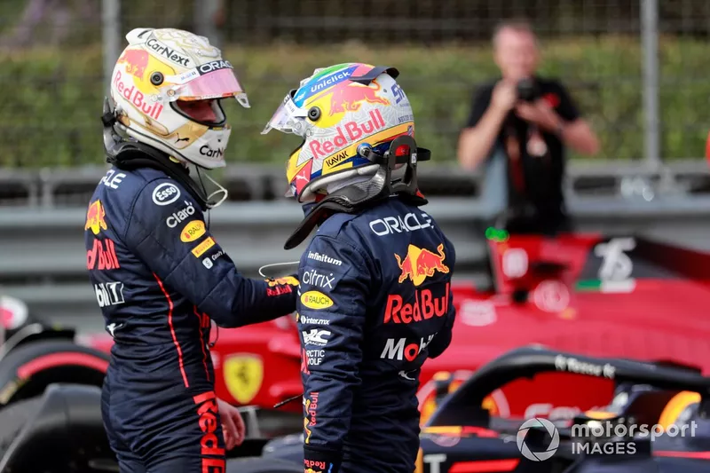 Max Verstappen, Red Bull Racing, 1a posizione, Sergio Perez, Red Bull Racing, 3a posizione, parlano nel parco chiuso dopo la  sprint race