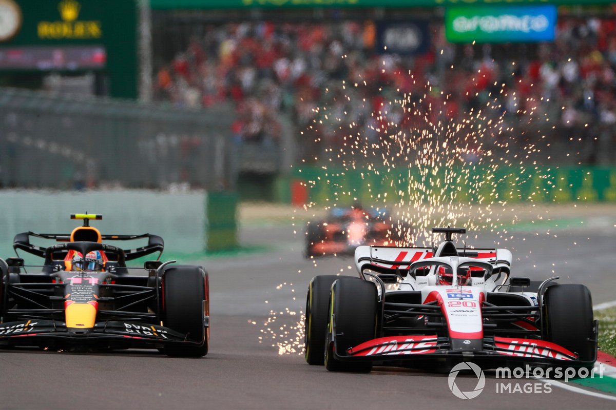 "Yarın 1-2 yapmak ideal olur" 1 Formula 1 Haberleri - F1 Puan Durumu Sparks fly as Kevin Magnussen, Haas VF-22, Sergio Perez, Red Bull Racing RB18