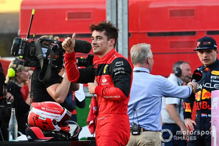 Ganador de la pole, Charles Leclerc, de Ferrari, da un pulgar arriba desde el Parc Ferme