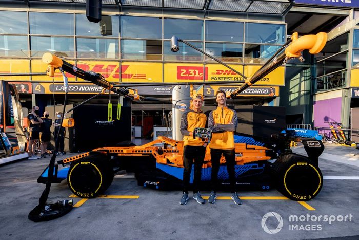 Daniel Ricciardo, McLaren, Lando Norris, McLaren, con un coche de Lego