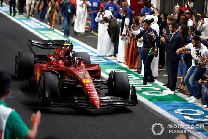 Carlos Sainz Jr., Ferrari F1-75, 3ª posición, entra en Parc Ferme