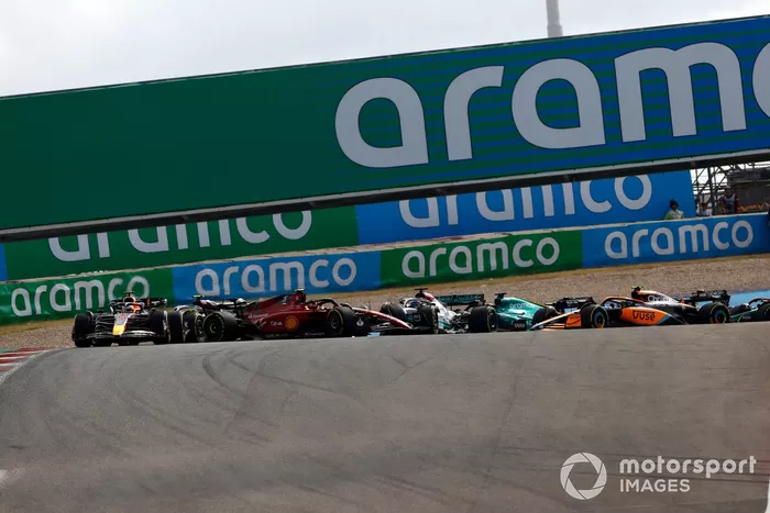 Max Verstappen, Red Bull Racing RB18, el campo mientras Carlos Sainz, Ferrari F1-75, hace un trompo en la primera curva