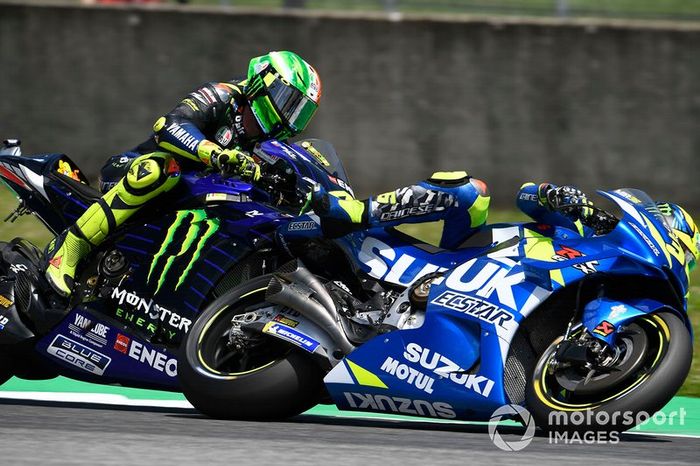 Toque entre Valentino Rossi, Yamaha Factory Racing, y Joan Mir, Team Suzuki MotoGP