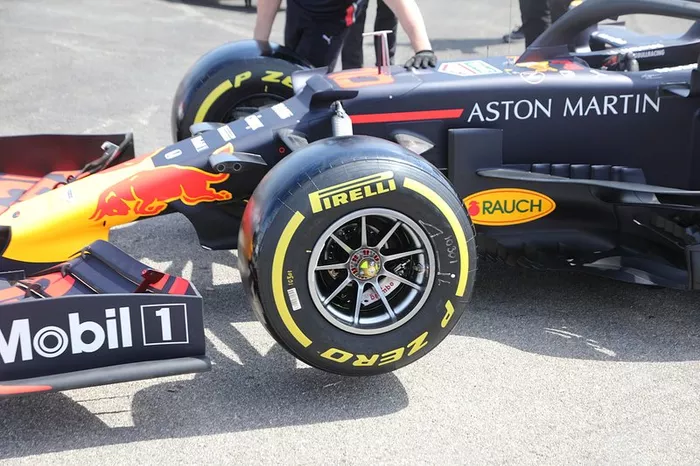 A asa dianteira da Red Bull