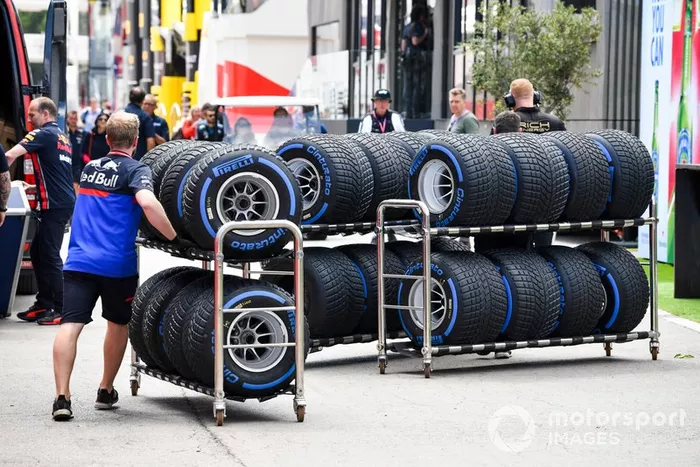 El mecánico de Toro Rosso con neumáticos Pirelli para lluvia está en el paddock