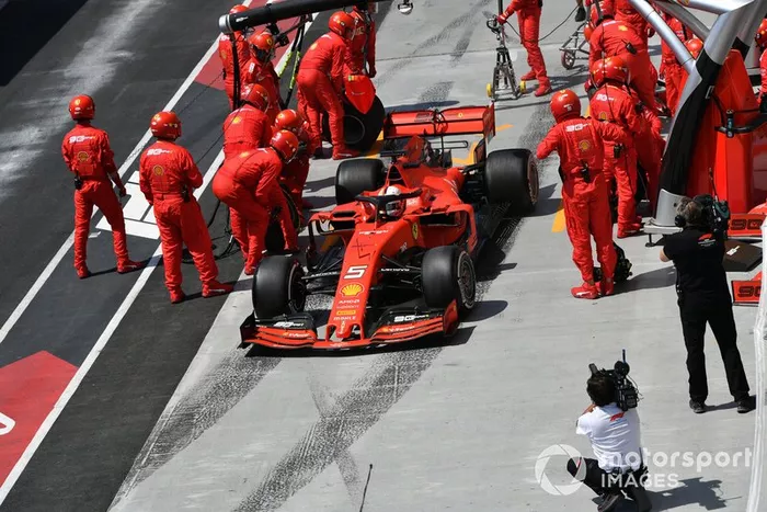 Sebastian Vettel, Ferrari SF90, sale tras una parada