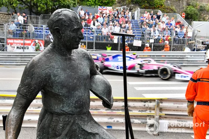 Lance Stroll, Racing Point RP19 y la estatua de Fangio