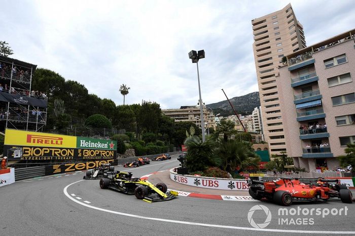 Sebastian Vettel, Ferrari SF90,  Daniel Ricciardo, Renault R.S.19, y  Kevin Magnussen, Haas F1 Team VF-19